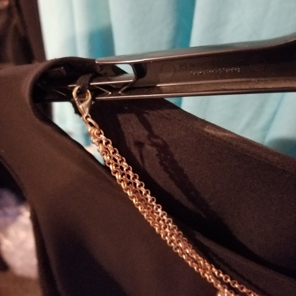 Flowing blouse with necklace - Picture 6 of 6